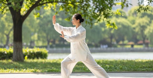 夏季太极服选啥面料？轻薄透气是首选